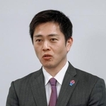 　取材に応じる日本維新の会に所属する大阪府の吉村洋文知事＝１３日午後、大阪府庁