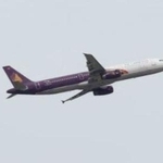 　カンボジアの首都プノンペン郊外の空港から離陸した、特殊詐欺容疑の日本人を乗せたとみられる航空機＝１３日（共同）