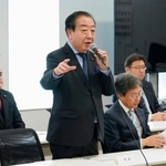 　立憲民主党の常任幹事会であいさつする野田代表（中央）＝１３日午後、国会