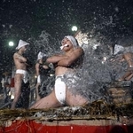 　神事「寒中みそぎ」で、冷水を浴びて身を清める下帯姿の「行修者」＝１３日夜、北海道木古内町の佐女川神社