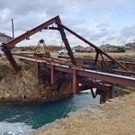 　倒壊した「トラス橋」＝１３日午前、新潟県佐渡市（同市提供）