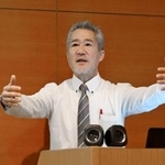 　講演する北淡震災記念公園の総支配人米山正幸さん＝２０２５年１２月、兵庫県淡路市