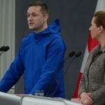 　デンマークのフレデリクセン首相（右）と共同記者会見に臨むにグリーンランド自治政府のニールセン首相＝１３日、コペンハーゲン（ロイター＝共同）