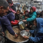 　配給の食糧に殺到するガザの子どもら＝１１日（ゲッティ＝共同）