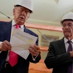 　ＦＲＢ本部の改修工事を視察するトランプ米大統領（左）とＦＲＢのパウエル議長＝２０２５年７月、ワシントン（ロイター＝共同）