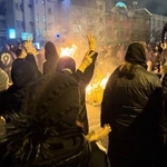 　イラン首都テヘランで、反政府デモに参加する人々＝９日（ＡＰ＝共同）