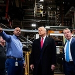 　１３日、フォード・モーターの工場を視察するトランプ米大統領（中央）＝ミシガン州（ロイター＝共同）