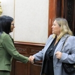 　握手を交わすベネズエラのロドリゲス暫定大統領（左）と欧州連合（ＥＵ）の代表＝１２日、カラカス（ロイター＝共同）