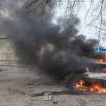 　１３日、ウクライナ東部ドネツク州で、ロシアによる無人機攻撃を受けて炎上する車（ゲッティ＝共同）