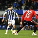 　オサスナ戦の前半、攻め込むレアル・ソシエダードの久保（左）＝サンセバスチャン（共同）