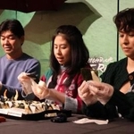 　おにぎり作りを体験するイベントに参加した田渕大さん（左）ら英国の俳優＝１３日、ロンドン（共同）