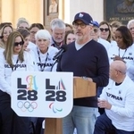 　メモリアル・コロシアムで開かれたイベントであいさつするロサンゼルス五輪・パラリンピック組織委員会のワッサーマン会長＝１３日、ロサンゼルス（共同）