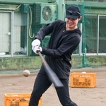 　自主トレで打撃練習する阪神・中野＝愛知県蒲郡市