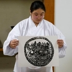 　節分を前に熊野那智大社でピークを迎えている「鬼面札」作り＝１４日午後、和歌山県那智勝浦町