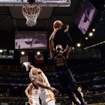 　ホークス戦に途中出場し、シュートするレーカーズの八村塁＝１３日、ロサンゼルス（ＮＢＡＥ・ゲッティ＝共同）