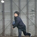 　自主トレで投球練習する日本ハム・宮西＝兵庫県西宮市