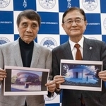 　施設の完成予想図を手に、写真に納まる建築家安藤忠雄さん（左）と京都大の湊長博学長＝１４日午後、京都市左京区