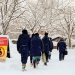 　ノースサファリサッポロへの立ち入り検査に入る札幌市の職員＝１４日午前、札幌市南区