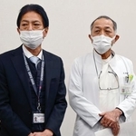 　ワーキンググループの初会合を終え、大阪府泉佐野市の担当者とともに取材に応じるりんくう総合医療センターの松岡哲也病院長（右）＝１４日午後、大阪府泉佐野市