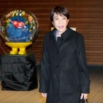 　与党幹部との会談を終え、記者団の質問に答え首相官邸を出る高市首相＝１４日午後