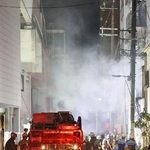 　大阪市西成区の住宅火災現場付近＝１４日午後１１時２８分