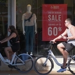 　米フロリダ州でセールを行う衣料品店＝９日（ＡＰ＝共同）