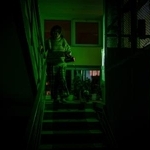 　停電したウクライナ・キーウの住宅で懐中電灯をつける女性＝１３日（ＡＰ＝共同）