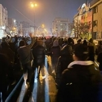 　反政府デモの参加者ら＝８日、イラン・テヘラン（ＡＰ＝共同）