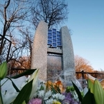 　スキーバス転落事故の現場近くに立つ「祈りの碑」＝１４日、長野県軽井沢町