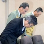 　静岡県御前崎市役所を訪れ、下村勝市長らに謝罪する中部電力の林欣吾社長（手前）＝１５日午前