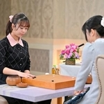 　囲碁の第２９期女流棋聖戦３番勝負第１局で妹の上野梨紗女流棋聖（右）と対局する姉の上野愛咲美女流名人＝１５日午後、神奈川県平塚市