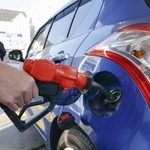 　ガソリンスタンドでの給油＝東京都内