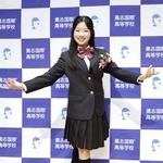 　勇志国際高が開いた壮行会に出席し、ポーズをとるフィギュアスケート女子五輪代表の中井亜美＝１５日、千葉県流山市