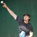 　ブルペンで投球するソフトバンク・上沢＝沖縄県宮古島市