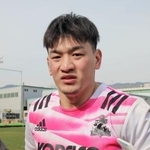 　取材に応じるラグビーリーグワン神戸の李承信＝１５日、神戸市