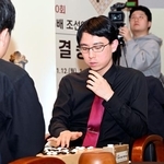 　第３０回ＬＧ杯決勝３番勝負の第３局で韓国の申旻ジュン九段と対局する一力遼五冠＝１５日、ソウルの国立中央博物館（共同）