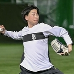 　キャッチボールする広島・大瀬良＝広島県廿日市市