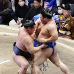　豊昇龍（左）が寄り切りで若隆景を下す＝両国国技館