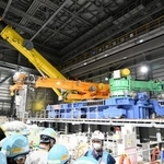 　報道陣に公開された、東京電力福島第１原発２号機の使用済み核燃料プールに残る燃料を取り出すために使うクレーン＝１５日午前、福島県大熊町（代表撮影）