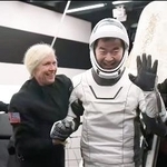 　地球に帰還し、手を振る油井亀美也飛行士（右から２人目）＝１５日、米カリフォルニア州沖（ＮＡＳＡの中継映像から）