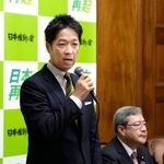 　日本維新の会の両院議員総会であいさつする藤田共同代表。右は中司幹事長＝１５日午後、国会