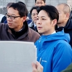 　北海道釧路市のメガソーラー建設予定地を視察する鈴木直道北海道知事（右）＝１５日午後