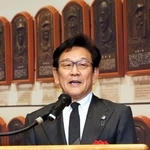 　野球殿堂入りし、あいさつする栗山英樹さん＝１５日、東京都内