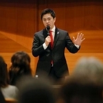 　所属地方議員らを集めた緊急会議であいさつする日本維新の会代表の吉村洋文大阪府知事＝１５日午後、大阪市中央区