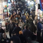 　イランの首都テヘランの市場を歩く人たち＝１５日（ロイター＝共同）