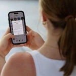 　ＳＮＳを表示させたスマートフォンの画面を見る未成年者＝２０２５年１２月、オーストラリア・シドニー（ロイター＝共同）