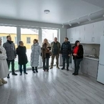 　ウクライナの国内避難民に供与された住宅を視察する日本側関係者ら＝１５日、キーウ（共同）