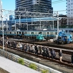 　新橋-浜松町間で停車したＪＲ京浜東北線の車両から降りて線路を歩く乗客＝１６日午前９時５６分、東京都港区