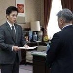 　大阪府議会の金城克典議長（右）に辞職願を提出する吉村洋文知事＝１６日午前、大阪府庁