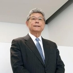 　記者団の取材に応じる自民党の高木毅元国対委員長＝１６日午前、福井県敦賀市